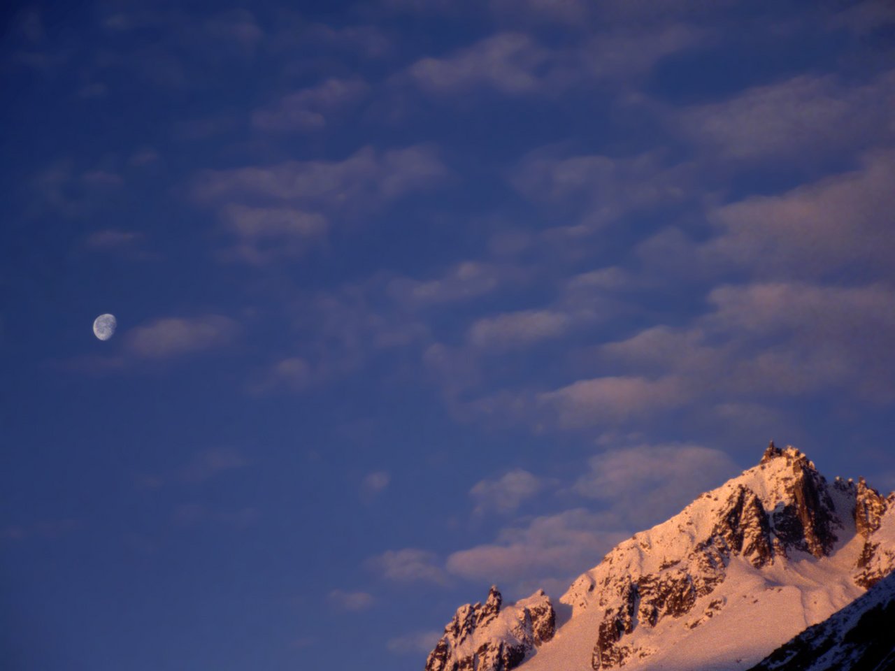 Edenpics-com_004-015-Tip-of-a-mountain-with-the-moon-and-the-sky-in-the-evening-Switzerland-Uri.jpg