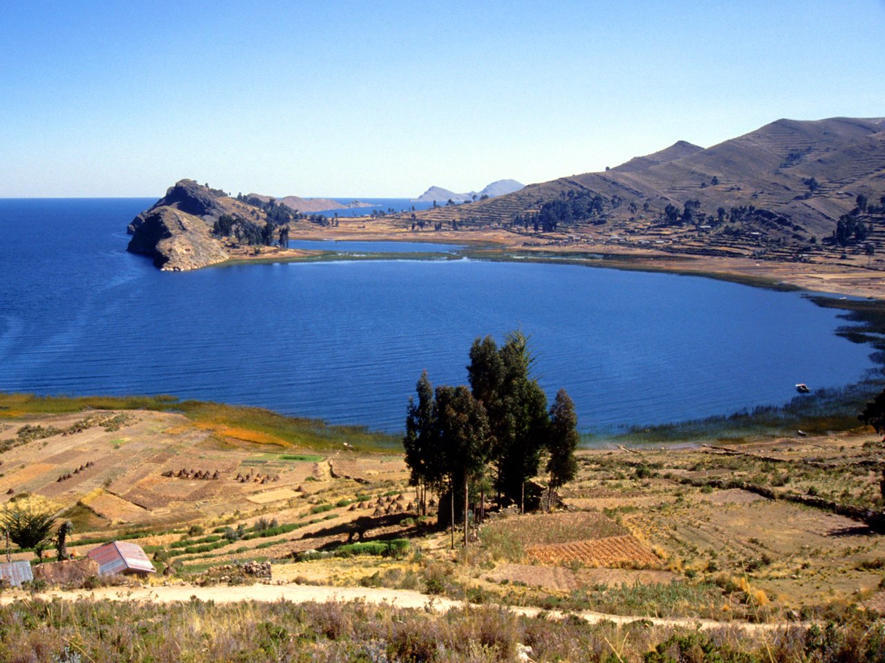 Edenpics-com_005-003-Bay-on-the-edge-of-the-lake-Titicaca-Bolivia-La-Paz-On-the-edge-of-the-lake.jpg